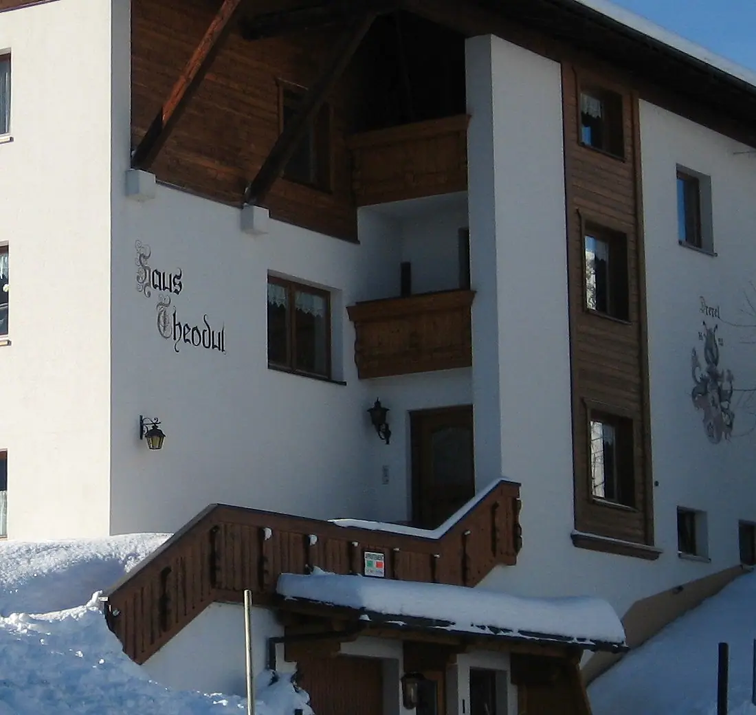 Der Schriftzug „Haus Theodul“ und das Wappen der Familie Drexel an der verschneiten Fassade