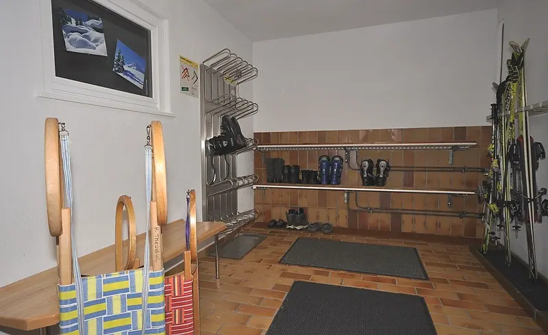 Skiraum im Haus Theodul mit Skischuhtrockner und Skihalterungen